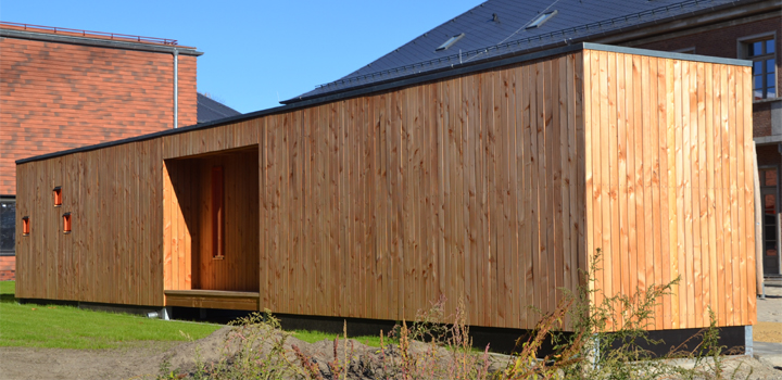 Gerätehaus Lale: minimalistische Baukörper mit senkrechter Lattung - Schulhofmöbel | FreiraumObjekte Ney GmbH