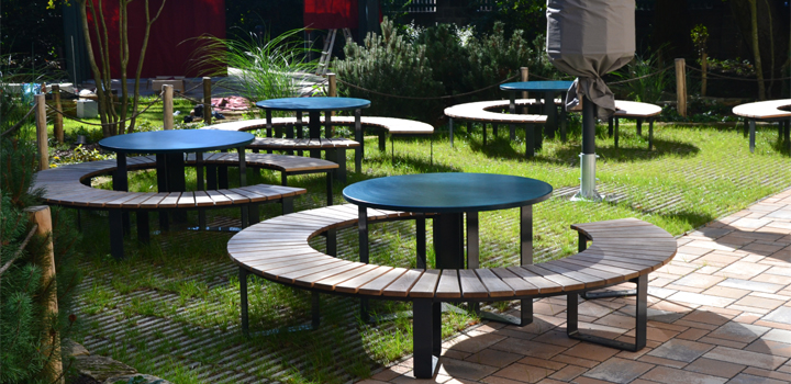 Kollektion Rota: sehr flache radiale Lattung - Schulhofmöbel