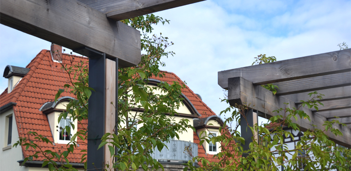 Stahl-Holz Pergola - Schulhofmöbel Ney
