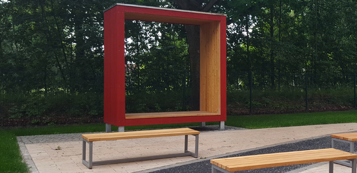 Bank Frame: Bankpodest mit Seitenwände, Dach, Bühnenrahmen - Schulhofmöbel Ney