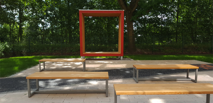 Bank Frame: Bankpodest mit Seitenwände, Dach, Bühnenrahmen - Schulhofmöbel Ney