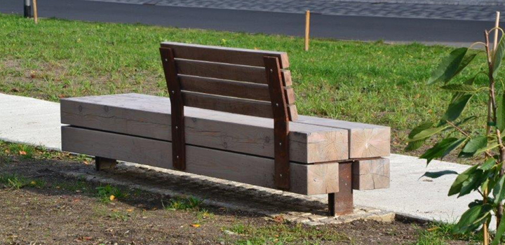 Bank Limes: voluminöse Balkenbank Vollholz - Schulhofmöbel | FreiraumObjekte Ney GmbH