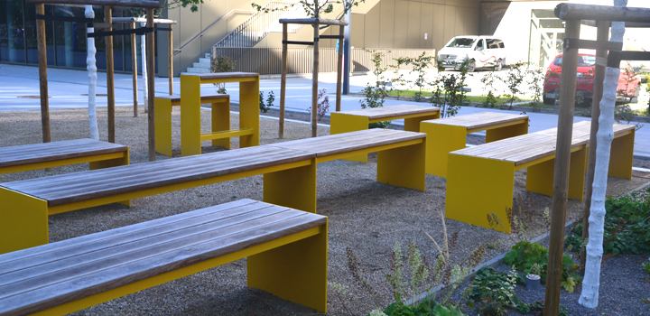 Kollektion Bonus: Sitzmöbel kräftige Lattung massive Stahlplatten - Schulhofmöbel Ney