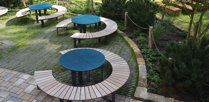 Kollektion Rota: sehr flache radiale Lattung - Schulhofmöbel