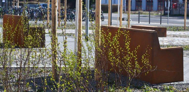 Kollektion Cube robuste Kollektion aus vorgerostetem Baustahl mit Holzlattung - Schulhofmöbel | FreiraumObjekte Ney GmbH