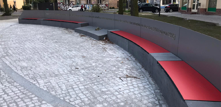 Sitzauflage Arcus: schwebende Sitzauflage aus HPL- Platten | FreiraumObjekte Ney GmbH