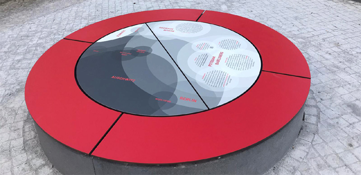 Sitzauflage Arcus: schwebende Sitzauflage aus HPL- Platten | FreiraumObjekte Ney GmbH