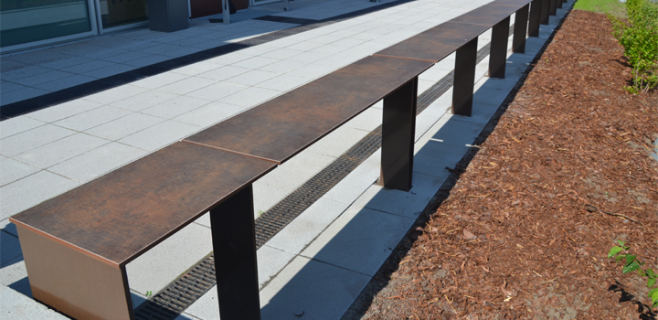 Tresenbank: sehr lange Tresen - Schulhofmöbel Ney