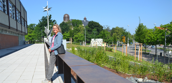 Tresenbank: sehr lange Tresen - Schulhofmöbel Ney