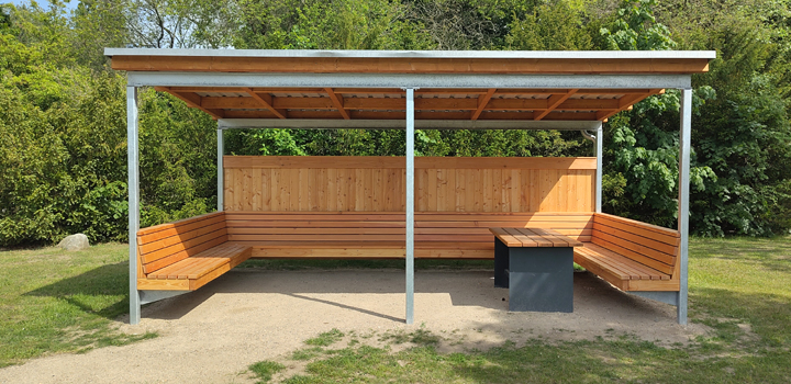 Grüner Salon: überdachte Sitzlandschaft zum kommunikativen Sitze - Schulhofmöbel Ney