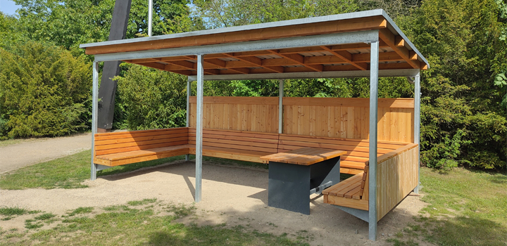 Grüner Salon: überdachte Sitzlandschaft zum kommunikativen Sitze - Schulhofmöbel Ney